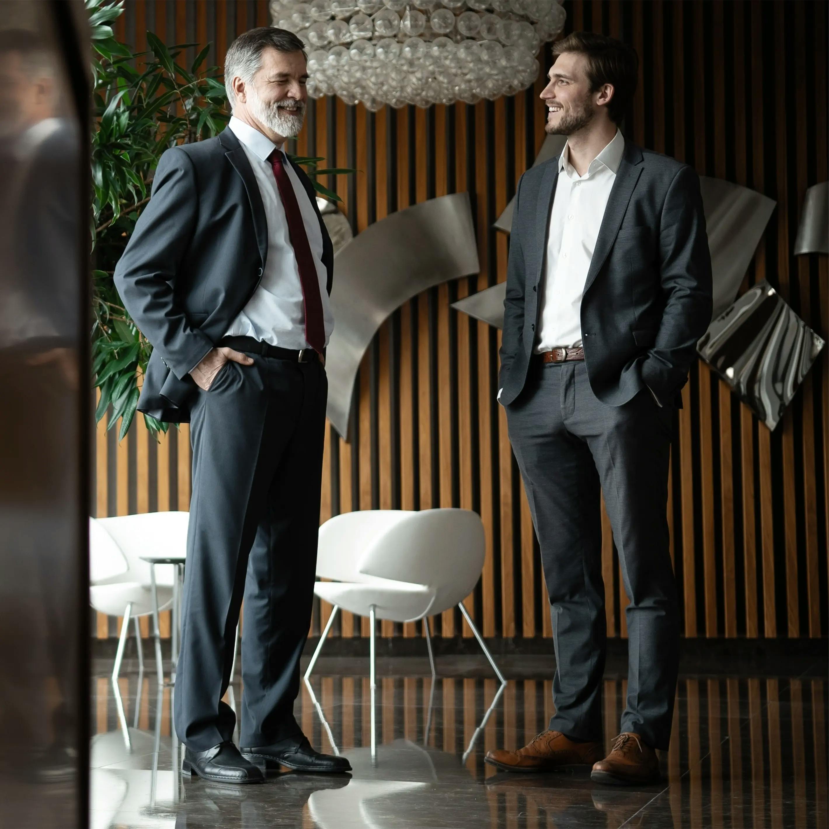 Dos hombres de negocios discutiendo en una oficina moderna