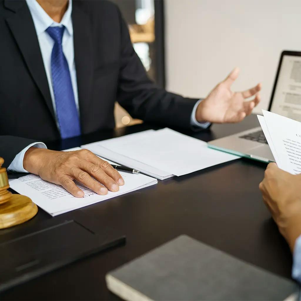Abogado Asesor jurídico presenta al cliente un contrato firmado con mazo y derecho legal